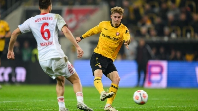 Dominik Kother (r, Dynamo Dresden) erzielt das Tor zum 1:1. (Foto: Robert Michael/dpa)