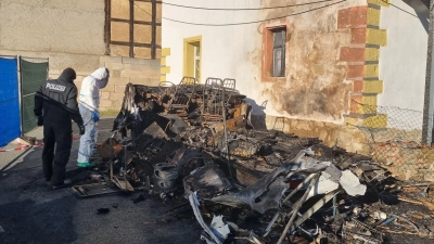 Die Ermittler suchten am Montagnachmittag am Ort des Brandunglücks in Neuhof nach Spuren. (Foto: Rainer Weiskirchen)