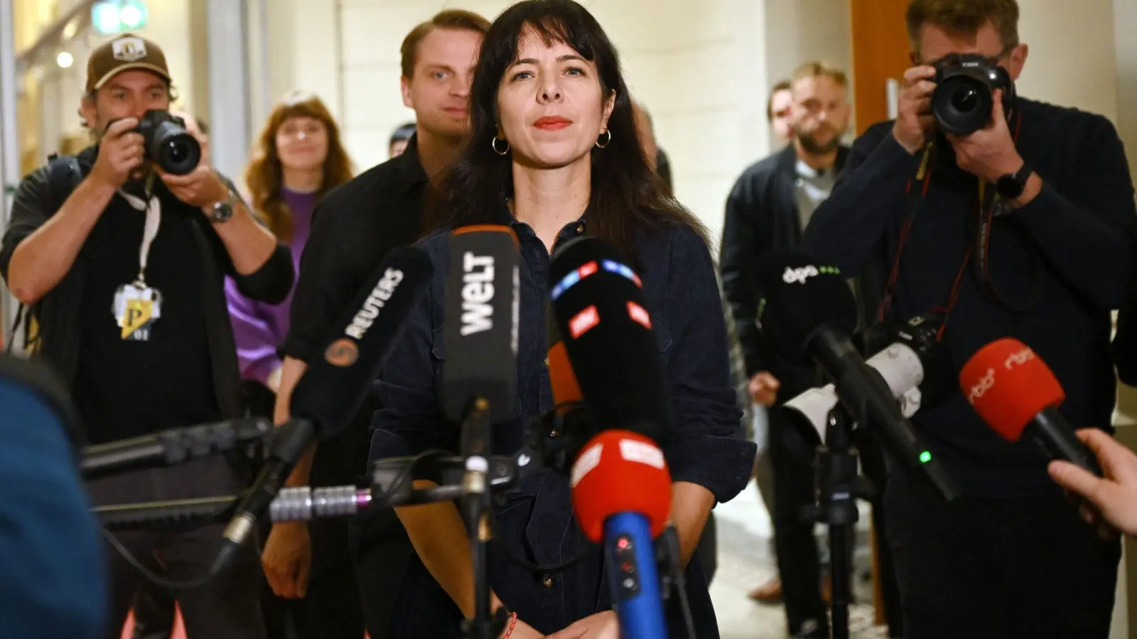 Elif Eralp äußert sich zu „Spiegel“-Bericht am Rande der Plenarsitzung des neuen Berliner Abgeordnetenhauses.  (Foto: Britta Pedersen/dpa)