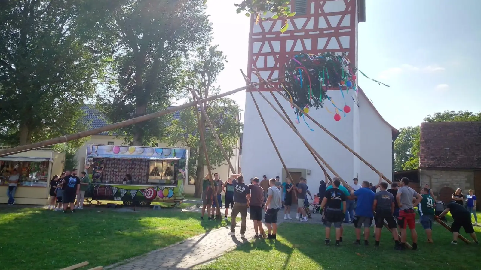 Kirchweih Krassolzheim – Traditionelles Aufstellen der Kirchweihfichte  (Foto: Gemeinde Krassolzheim)