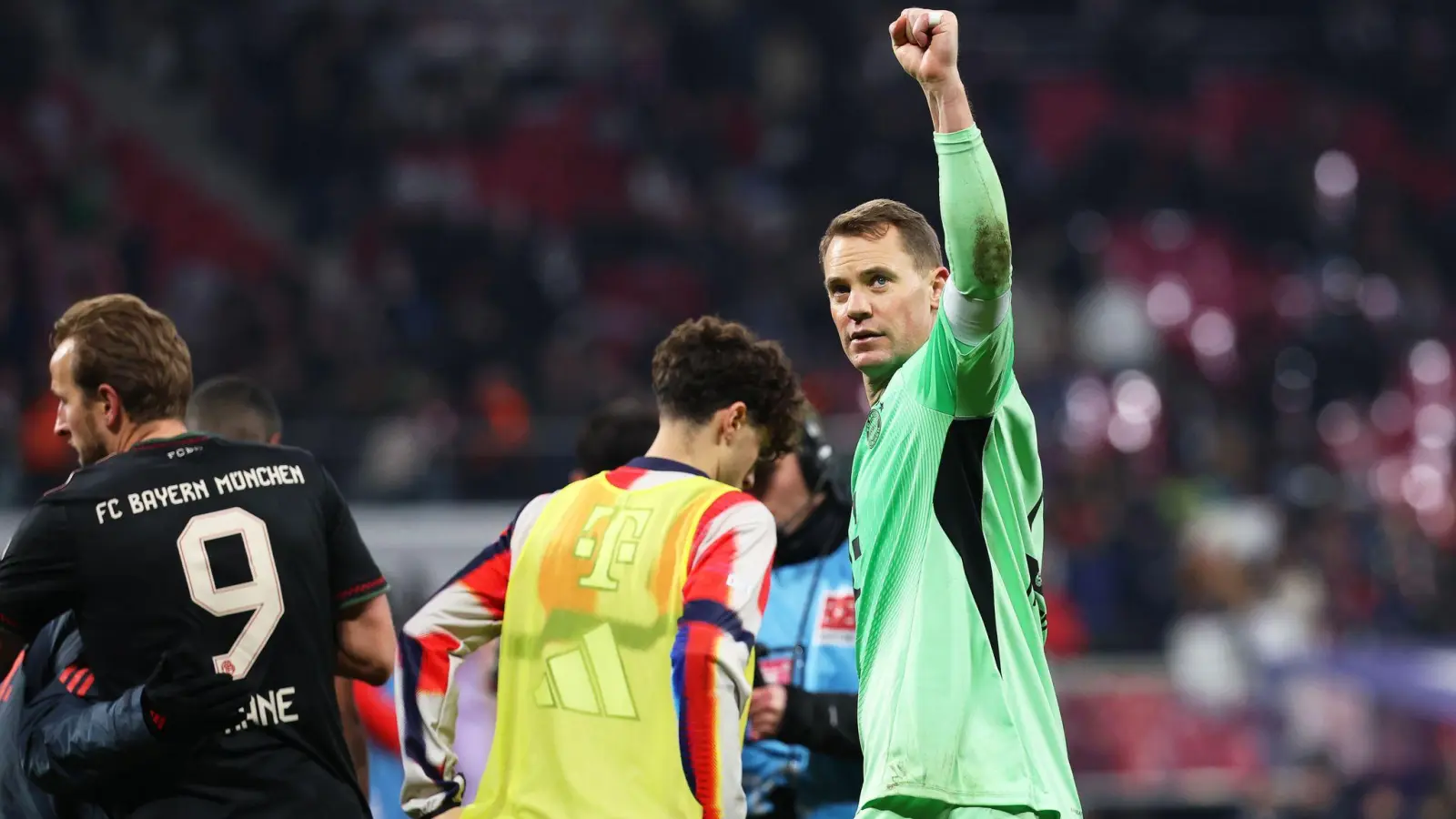 Bayern-Torwart Manuel Neuer jubelt über den nächsten Kantersieg. (Foto: Jan Woitas/dpa)