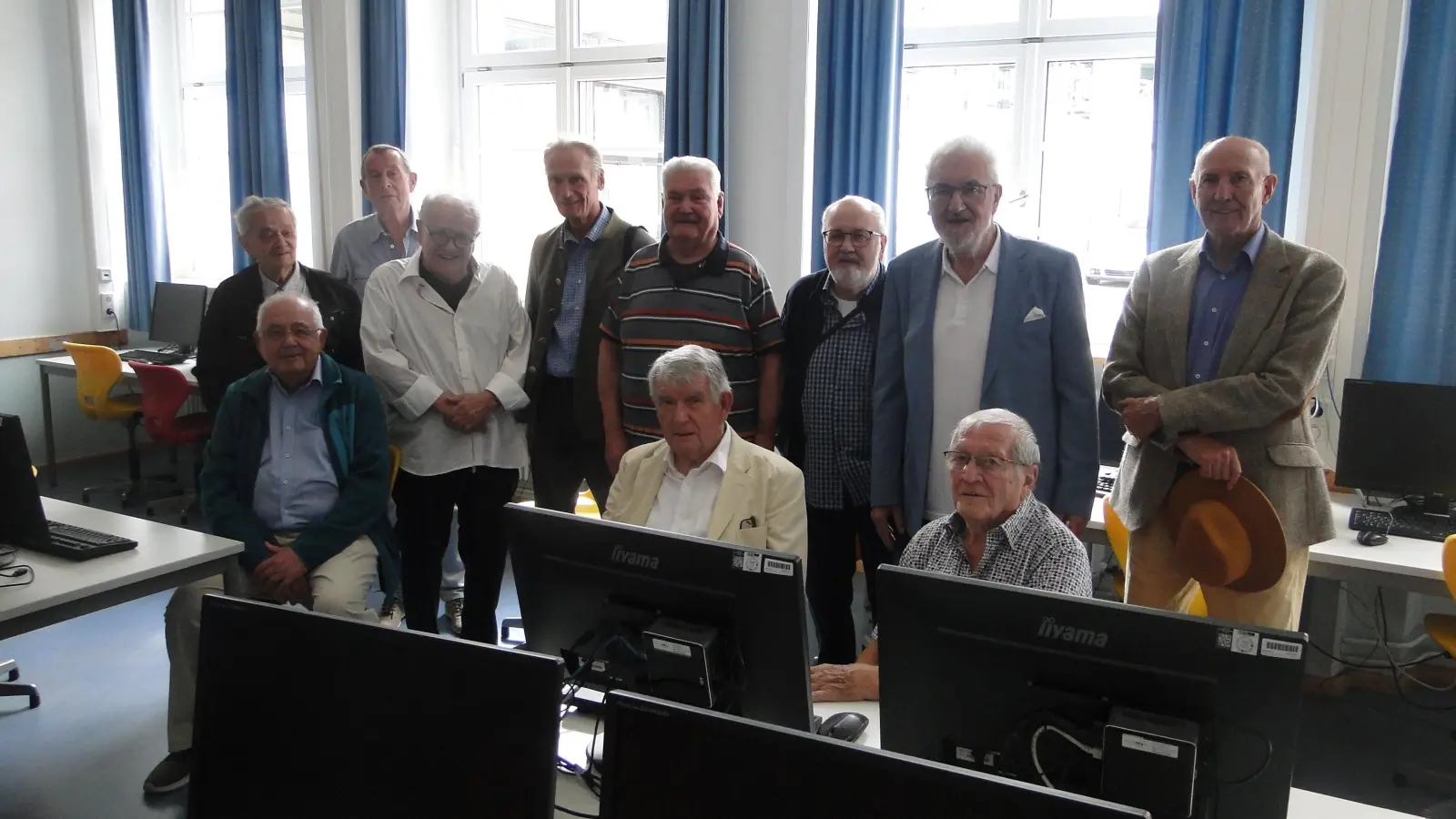 Die elf Jubilare des Abitur-Jahrgangs 1965 stellen sich im ehemaligen Physiksaal und jetzigen Computerraum des Platen-Gymnasiums zum Gruppenfoto. (Foto: Winfried Vennemann)