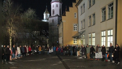 Die Anwesenden fassten sich an den Händen, bildeten vor dem Feuchtwanger Rathaus eine Menschenkette und setzten damit ein klares Zeichen für Zusammenhalt und Demokratie.  (Foto: Jasmin Kiendl)