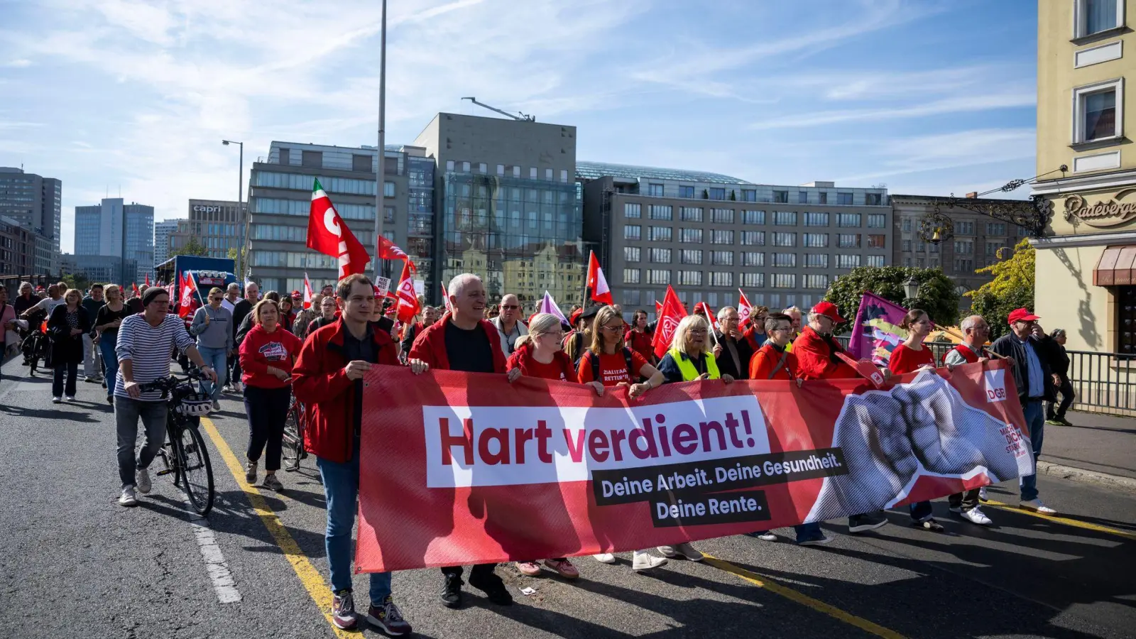 Im September demonstrierten Zehntausende auf DGB-Demos gegen Sozialabbau, nun warnen DGB und andere Verbände vor konkreten Kürzungsplänen. (Archivbild) (Foto: Christophe Gateau/dpa)