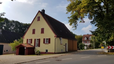 Frisch verputzt leuchtet das sanierte Dorfgemeinschaftshaus im Ortskern von Winkelhaid. (Foto: Wilfried Lemberger)