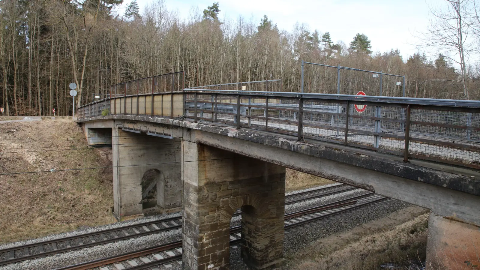 Seit Jahren ist sie schon gesperrt, nun wird die Bahnbrücke zwischen Petersaurach und Wicklesgreuth tatsächlich abgerissen. (Foto: Alexander Biernoth)