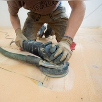 Bei DIY-Projekten gilt: Immer konzentriert und mit vollständiger Schutzausrüstung arbeiten – denn Unfälle können selbst erfahrenen Heimwerkern passieren. (Foto: Inga Kjer/dpa-tmn)