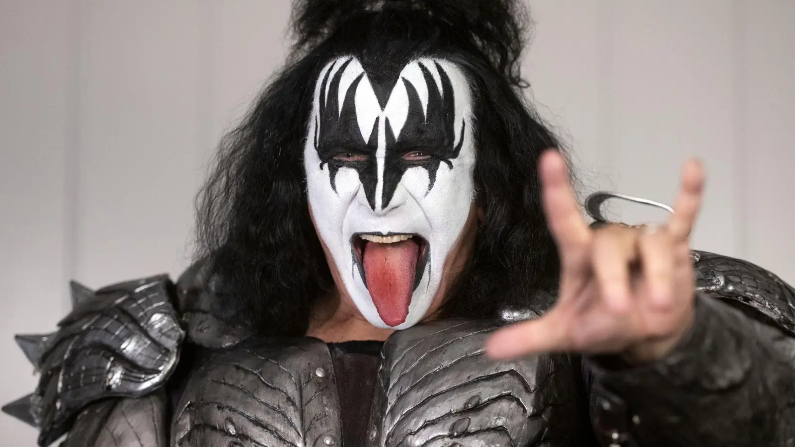 Seine große Zunge ist sein Markenzeichen: Gene Simmons alias „The Demon“ (Foto: Bernd Thissen/dpa)