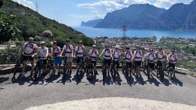 Da wollten sie hin: Lennart Müller-Scholden, Jonathan Spingler, Jeremias Krebs, Leonardo Scholand, Liam Knipp, Luis Schölzel, Benedikt Mai, Luca Ströhlein, Nick Burger, Aaron Schroth, Jakob Hofmann, Christian Geuder und Joshua Tiller (von links) am Zielpunkt am Gardasee. (Foto: Silke Anlauf-Grössl)