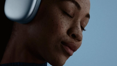 Neues Innenleben, bewährtes Design: Die AirPods Max 2 behalten ihr markantes Aluminium-Design, bieten aber dank H2-Chip zahlreiche neue Funktionen. (Foto: Apple Inc./dpa-tmn)