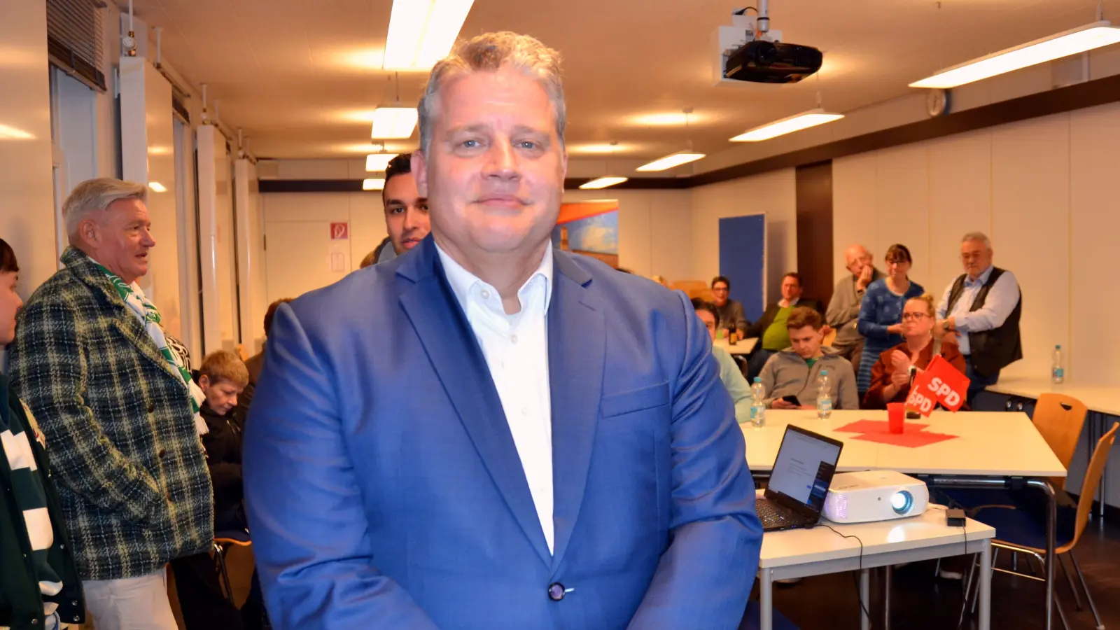 In Fürth verbringen die SPD-Mitglieder des Wahlkreises gemeinsam den Abend. Carsten Träger kann sich über seinen Platz im Bundestag freuen. (Foto: Christa Frühwald)