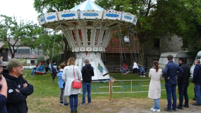 Auch in diesem Jahr wird das beliebte Kettenkarussell für leuchtende Kinderaugen sorgen.  (Foto: Inge Koberstein)