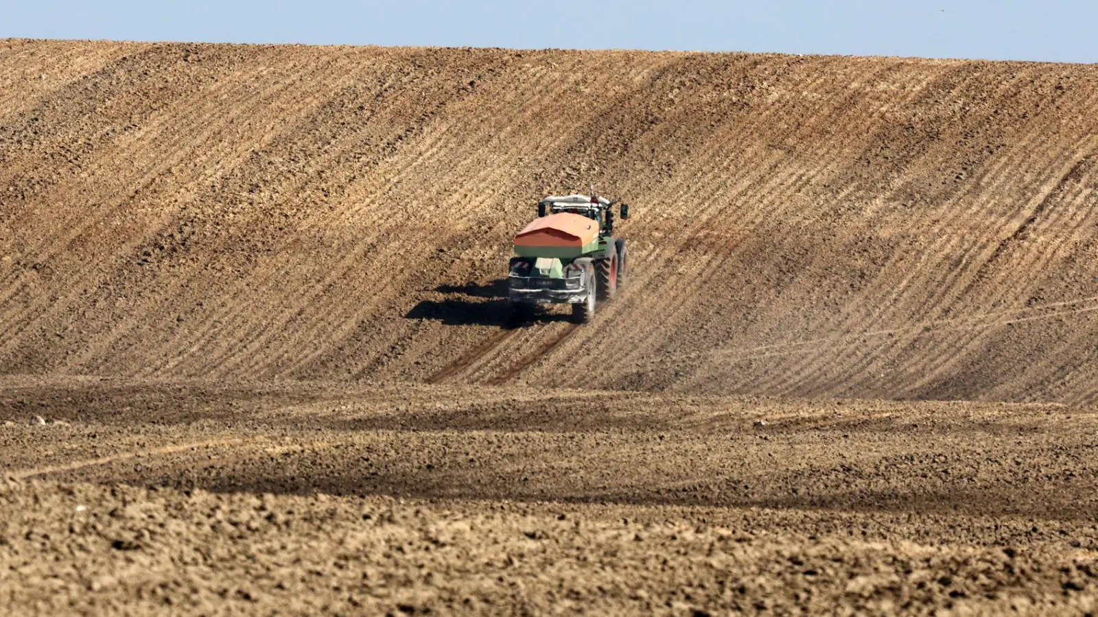 Steigende Düngermittelpreise bedrohen laut Weltbank die sichere Lebensmittelversorgung von Millionen von Menschen. (Archivbild) (Foto: Bernd Wüstneck/dpa)