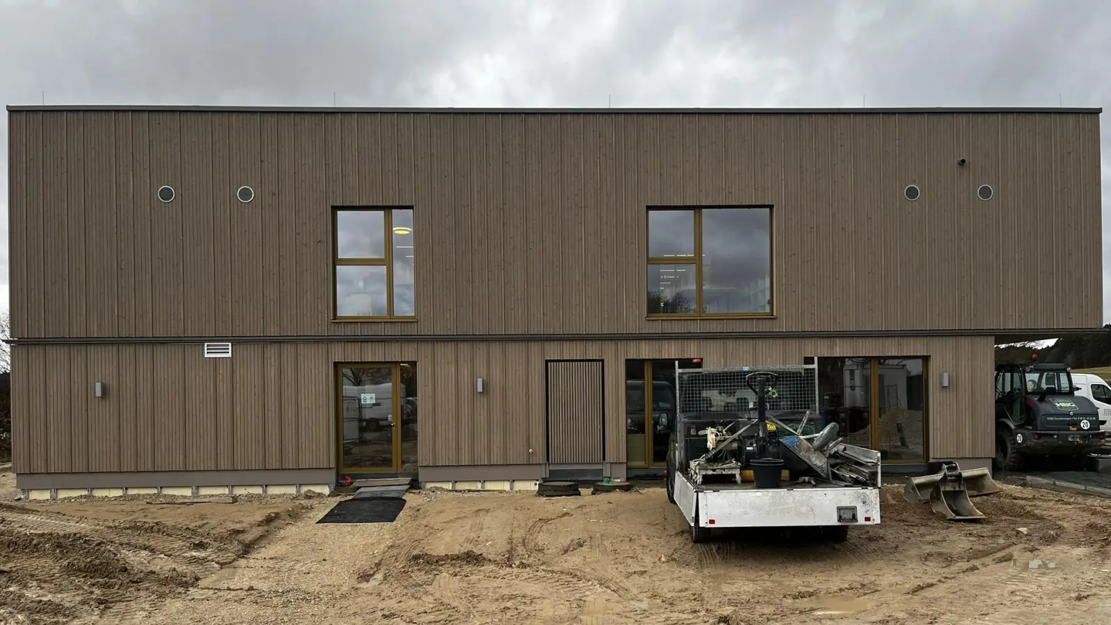 Mit der neuen Kita ist ein Ort entstanden, der moderne Architektur mit Zugewandtheit verbindet und den kleinsten Mitbürgern der Gemeinde einen bestmöglichen Start in ihre Bildungslaufbahn ermöglicht. (Foto: Johannes Flierl)