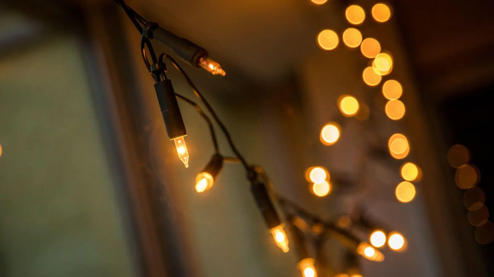 LED-Lichterketten sind besonders energiesparend: Sie verbrauchen bis zu 90 Prozent weniger Strom als Glüh- oder Halogenlampen und halten deutlich länger. (Foto: Christin Klose/dpa-tmn)