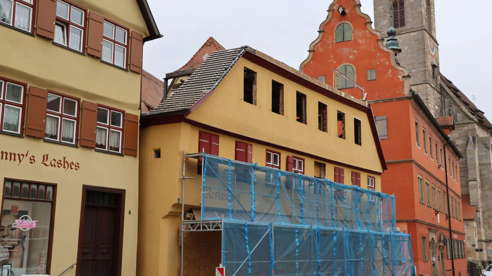 Ein Teil des Luis-Giebels wurde bereits vor einiger Zeit abgerissen. Im April soll der Rest des ausgebrannten Baudenkmals abgebrochen werden. Im Bauausschuss wurden die Pläne für den Ersatzbau vorgestellt. (Foto: Martina Haas)