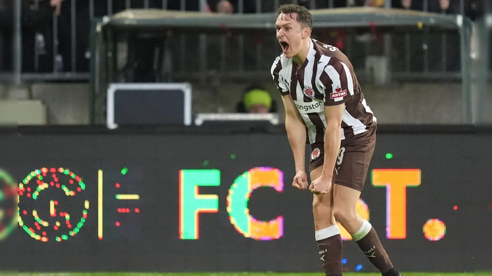 Martijn Kaars jubelt über seinen Treffer zum 1:0 für den FC St. Pauli. (Foto: Marcus Brandt/dpa)
