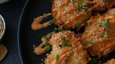 Bang Bang Chicken für den Ofen: Food-Bloggerin Julia Uehren hat das Gericht so abgewandelt, dass es nicht frittiert werden muss.  (Foto: Julia Uehren/loeffelgenuss.de/dpa-tmn)