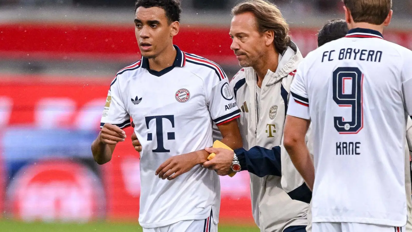 Supercup ohne Jamal Musiala. Der Nationalspieler wird nach seinem zweiten Zusammenbruch - hier in Heidenheim mit Bayerns Teamarzt - in Dortmund nicht auflaufen.  (Foto: Harry Langer/DeFodi/dpa/dpa)