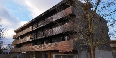 Der Bau mit insgesamt 22 Wohnungen ist nicht bewohnbar. Vieles spricht im Moment dafür, dass das Haus abgerissen werden muss.  (Foto: Robert Maurer)