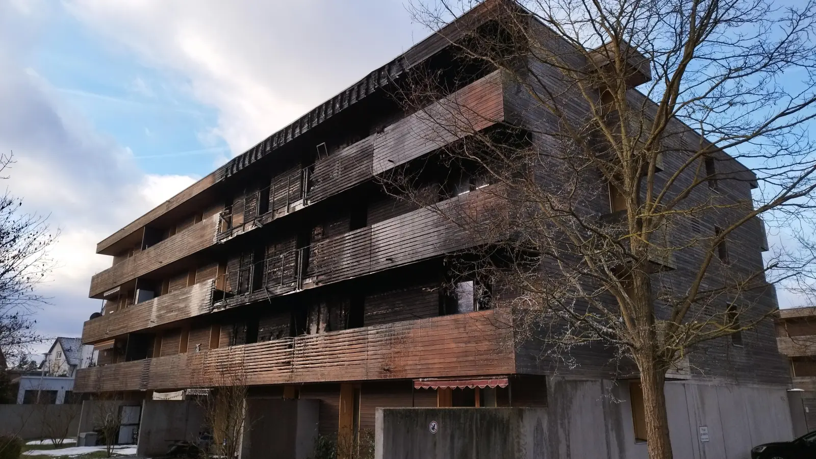 Der Bau mit insgesamt 22 Wohnungen ist nicht bewohnbar. Vieles spricht im Moment dafür, dass das Haus abgerissen werden muss.  (Foto: Robert Maurer)