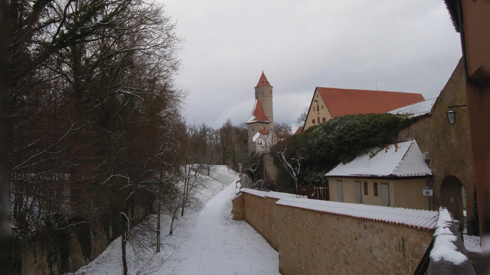 Die historische Wehranlage von Dinkelsbühl gehört zu den bedeutendsten Baudenkmalen der Stadt. Der Umstand, dass sie heute noch weitgehend erhalten ist, ist unter anderem dem Festungserlass von 1826 zu verdanken. (Foto: Markus Weinzierl)