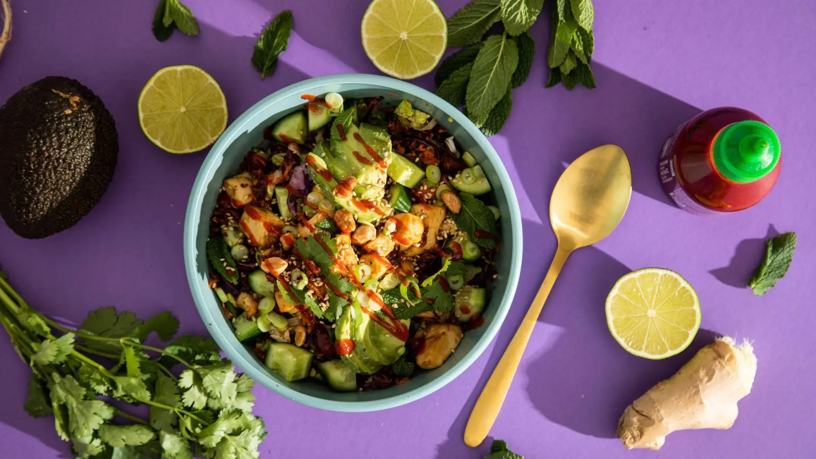 Wenn das nicht Appetit macht: Für einen Crispy Rice Salad wird Reis im Ofen knusprig gebacken und mit Gemüse und einem leckeren Dressing vermischt. (Foto: Christin Klose/dpa-tmn)