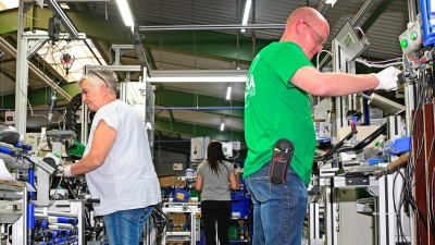 In den Produktionshallen von Mekra Lang werden Rückspiegel für Nutzfahrzeuge praktisch aller Lkw-Hersteller gebaut. Dabei kommen moderne Maschinen zum Einsatz.  (Foto: Sarina Schwinn)