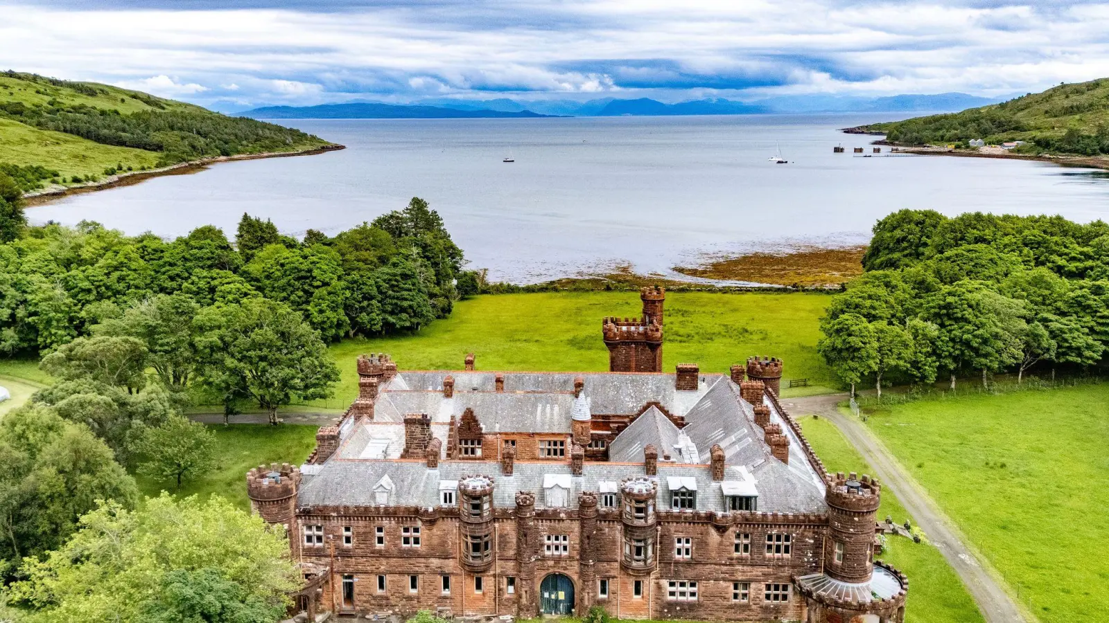 Kinloch Castle verfügt über sieben repräsentative Gesellschaftsräume und 20 Schlafzimmer. (Foto: Nest Marketing/NatureScot /PA Media/dpa) (Foto: Nest Marketing/NatureScot /PA Media/dpa)