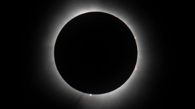 Bei einer totalen Sonnenfinsternis verdeckt der Mond komplett die Sonne und der Tag wird für kurze Zeit zur Nacht. (Archivbild) (Foto: Michael Conroy/AP/dpa)