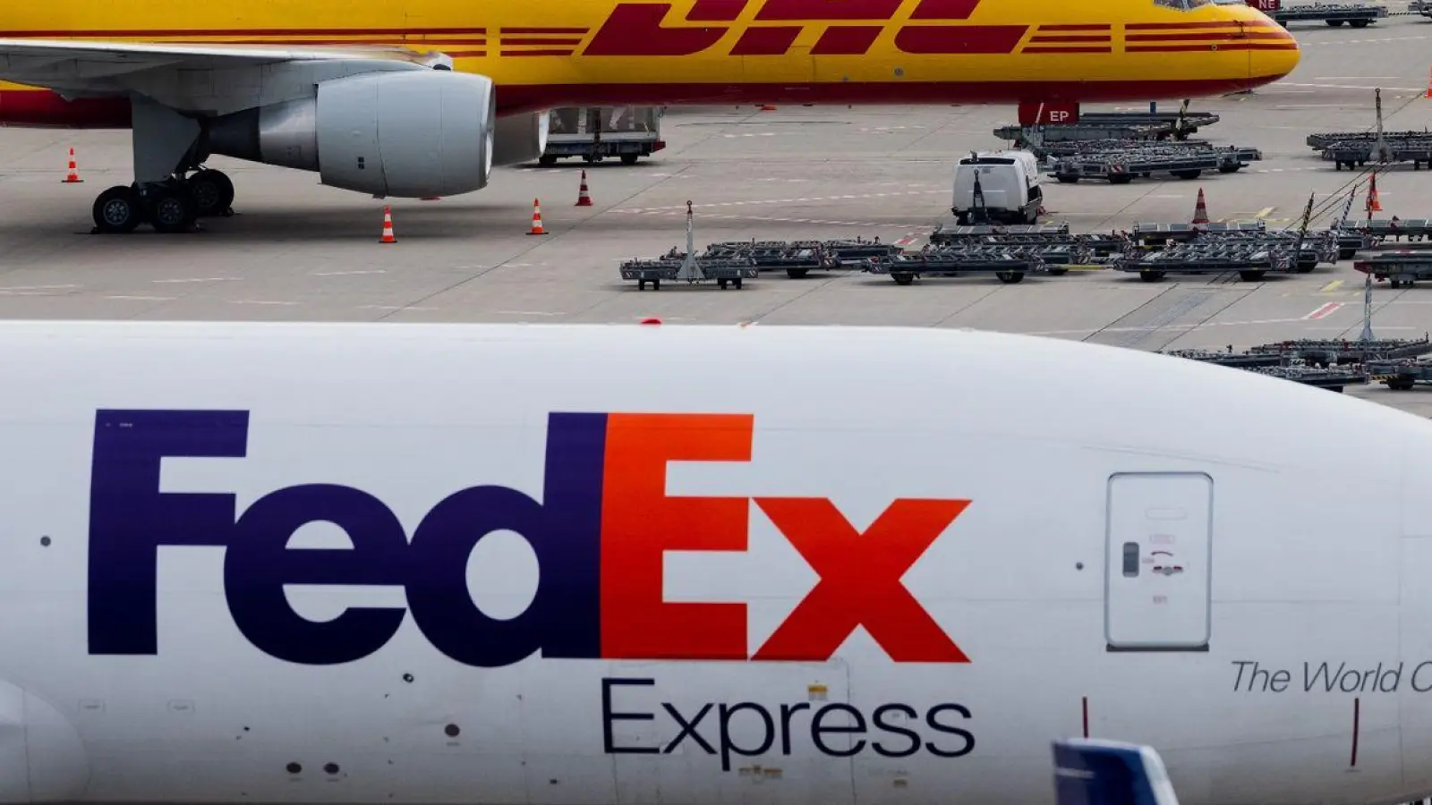 Frachtflugzeuge auf einem Flughafen. Eine FedEx-Boeing musste in Istanbul auf dem Rumpflanden. (Symbolbild) (Foto: Rolf Vennenbernd/dpa)