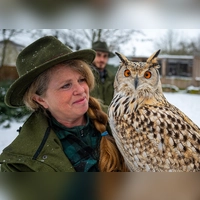 Maria Auer und Danilo Batz kümmern sich in Krautostheim um Greifvögel. „Palmenhorst” heißt ihre Auffangstation. Im Winter – aus dieser Zeit stammt unser Foto – hatten sie um das Überleben gekämpft, nun sieht es finanziell wieder rosiger aus.  (Foto: Mirko Fryska)