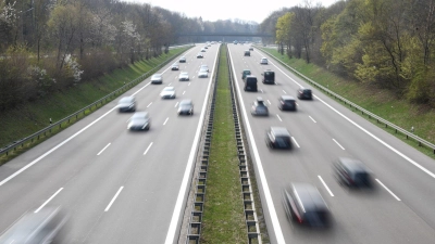 Wegen eines Auffahrunfalls in Richtung Heilbronn am Dienstagmorgen besteht Stau auf der A6 bei Feuchtwangen.  (Symbolbild: Tobias Hase/dpa-tmn)
