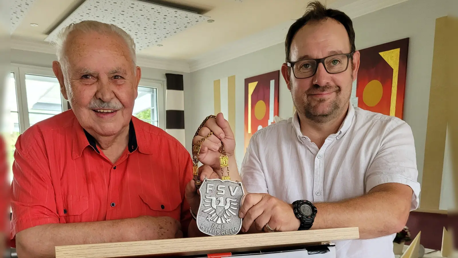 Alter und neuer Platzbürgermeister mit der selbst gestalteten „FSV-Bürgermeisterkette“: Friedrich Bruder (links) und Bernt Andrae. (Foto: Nina Daebel)