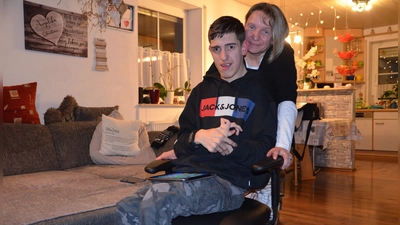 Manuel und seine Mama Angelika Schmidt sind ein eingespieltes Team. Allerdings brauchen sie dringend ein neues behindertengerechtes Auto. (Foto: Christa Frühwald)