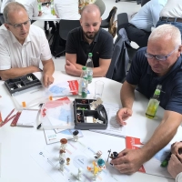 Mit Playmobilfiguren erprobten die Teilnehmenden des Netzwerktreffens an der Hochschule Ansbach neue Methoden im Projekt- und Prozessmanagement.  (Foto: Thomas Schaller)