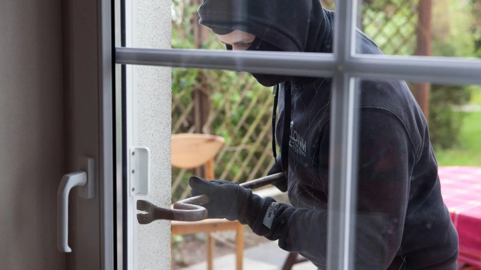 An einem Samstagmittag im September 2024 hebelten die Einbrecher eine Terrassentür in Ansbach auf. (Symbolbild: Silvia Marks/dpa-tmn)