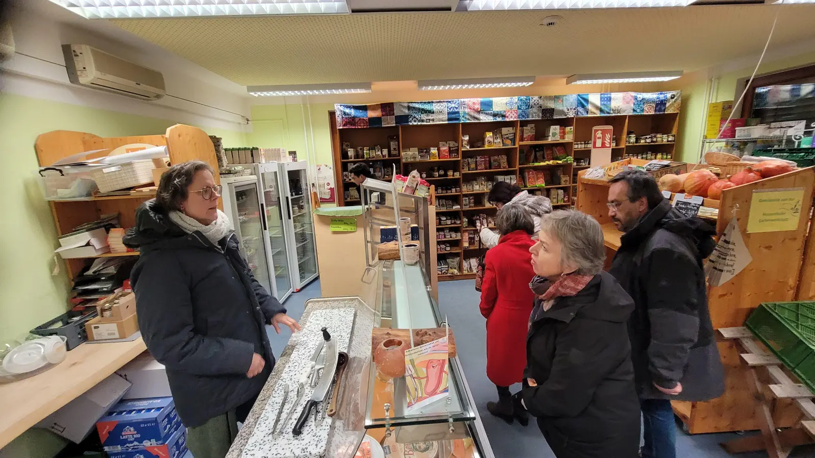 Im Dorfladen des Hausenhofes informierte sich Gisela Sengl (rechts), bayerische Landesvorsitzende der Grünen, über das vielfältige Angebot an Nahrungsmitteln und anderen Artikeln wie Kerzen und Karten. (Foto: Nina Daebel)