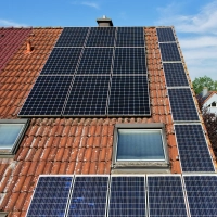 Gleich zwei PV-Anlagen „schmücken” dieses Wilhermsdorfer Reihenhaus: eine aus dem Jahre 2000 und eine größere, installiert 2021. (Foto: Heinz Wraneschitz)