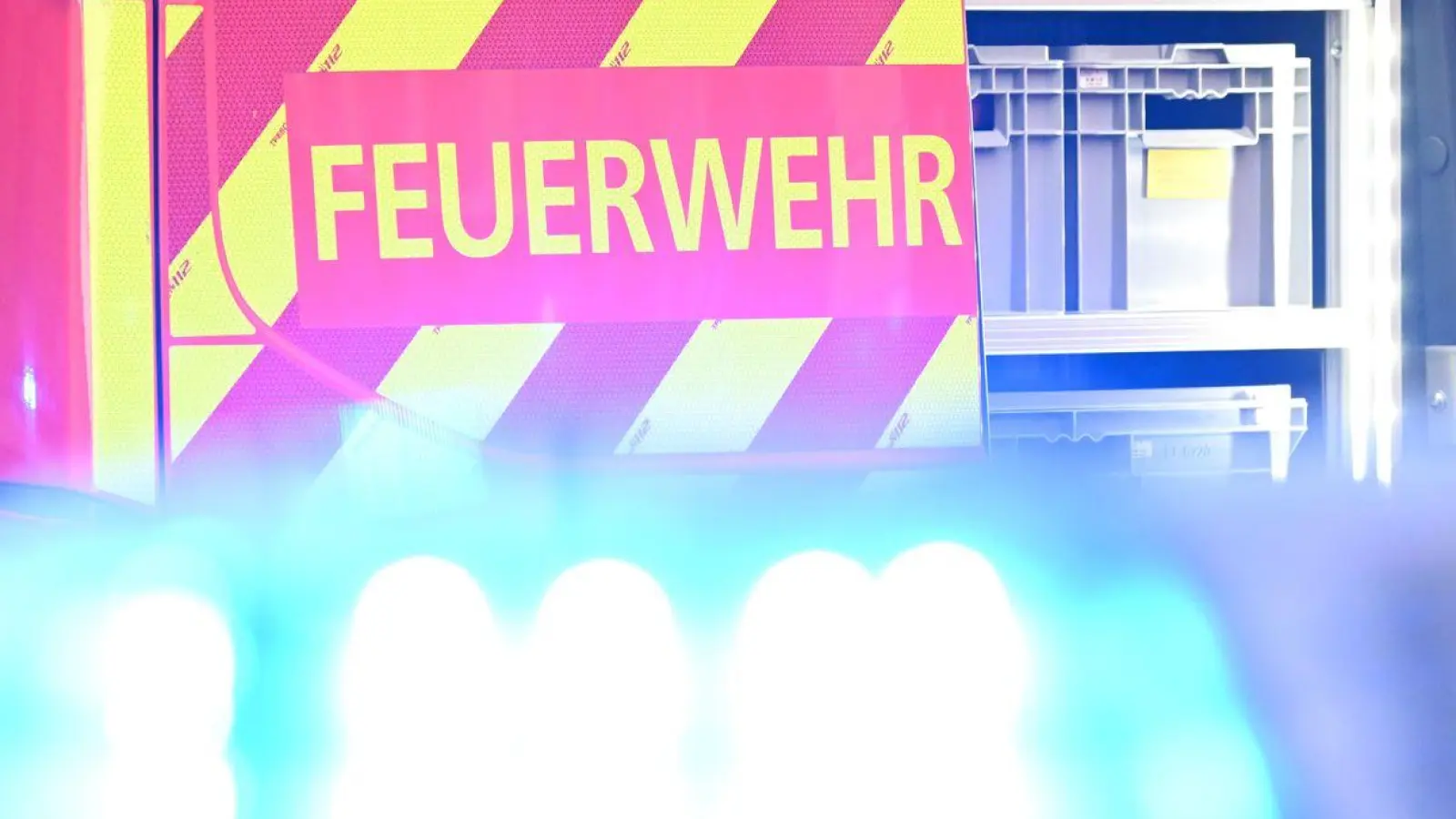 Keine Feuerwehrleute waren im Gebäude, als vermutlich eine Gasflasche explodierte. (Symbolbild) (Foto: Bernd Weißbrod/dpa)