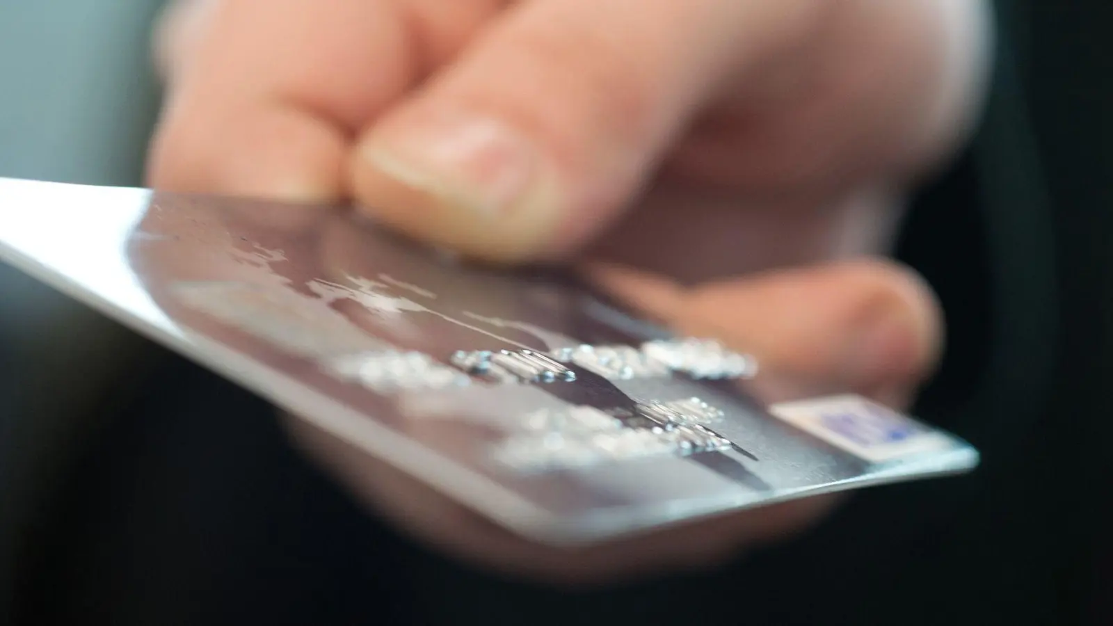 Die Zeitschrift „Stiftung Warentest Finanzen“ hat 34 weit verbreitete Standard-Kreditkarten ohne Extras unter die Lupe genommen. (Foto: Andrea Warnecke/dpa-tmn)