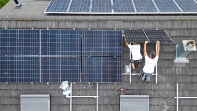 Wer Stromausfall die Sonnenenergie vom Dach nutzen will, sollte das bei der Planung der PV-Anlage mitdenken. Das ist nämlich deutlich günstiger, als die Anlage später nachrüsten zu lassen.  (Foto: Bernd Weißbrod/dpa/dpa-tmn)