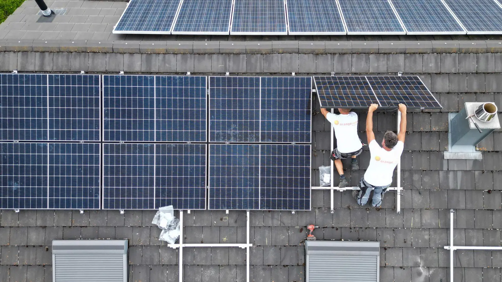 Wer Stromausfall die Sonnenenergie vom Dach nutzen will, sollte das bei der Planung der PV-Anlage mitdenken. Das ist nämlich deutlich günstiger, als die Anlage später nachrüsten zu lassen.  (Foto: Bernd Weißbrod/dpa/dpa-tmn)