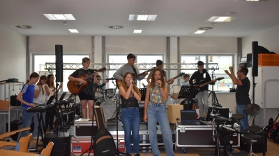 Die Schüler der Klasse 6c wählten das Fach „Band“ als Profil. Hier proben sie mit den Lehrkräften Helen Gibson (links hinten stehend) und Sebastian Felbel (rechts). (Foto: Ute Niephaus)