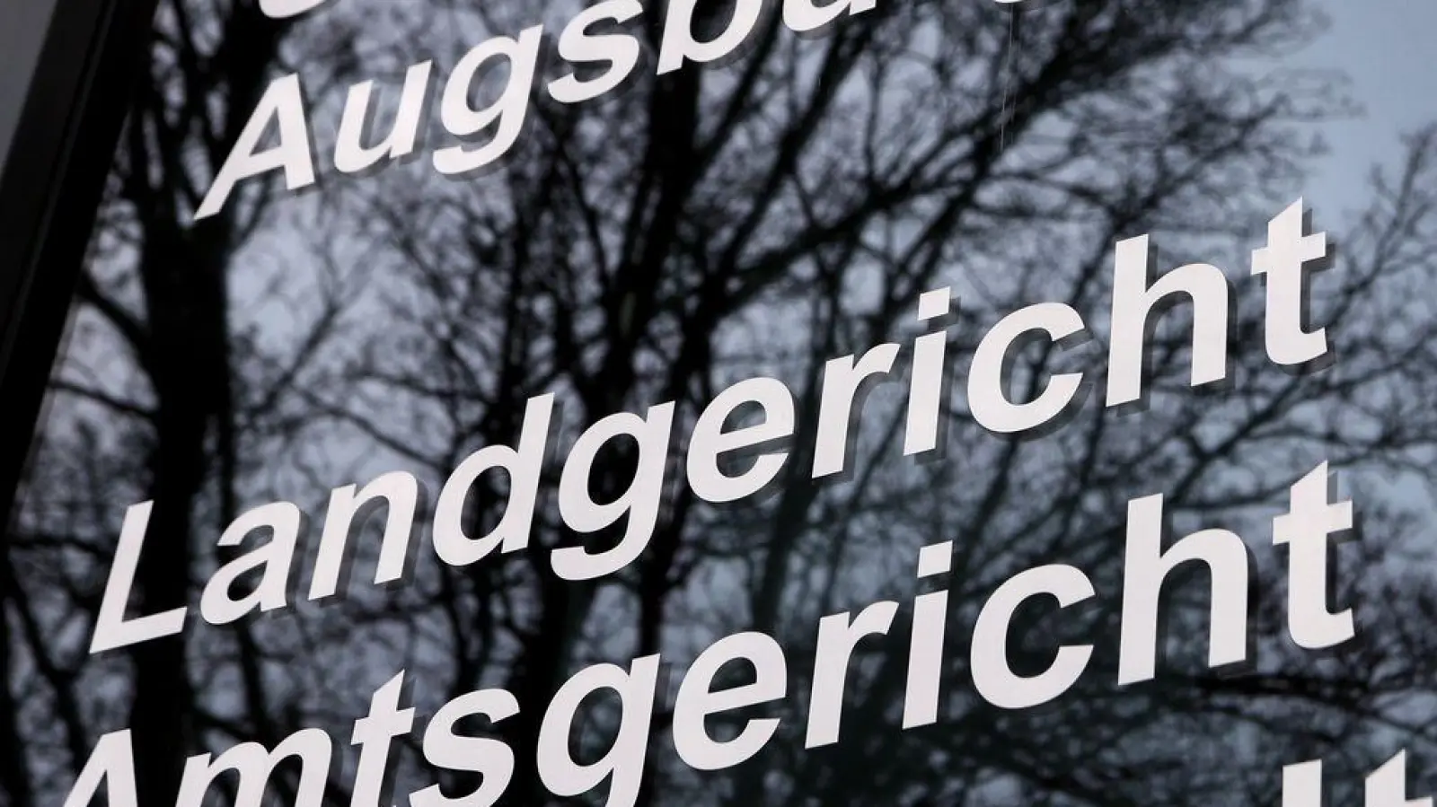 Vor dem Augsburger Landgericht muss sich ein 29-Jähriger wegen Mordes an einer dreifachen Mutter verantworten. (Illustration) (Foto: Karl-Josef Hildenbrand/dpa)