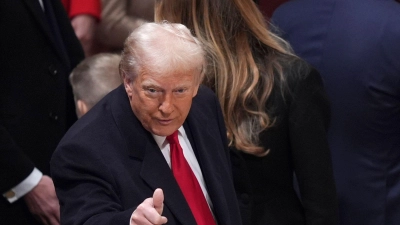 Trump hat an seinem ersten Tag im Amt eine Welle an Entscheidungen verfügt. (Foto: Evan Vucci/AP/dpa)