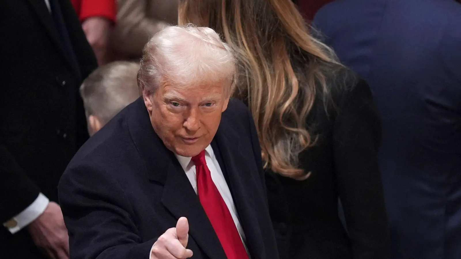 Trump hat an seinem ersten Tag im Amt eine Welle an Entscheidungen verfügt. (Foto: Evan Vucci/AP/dpa)