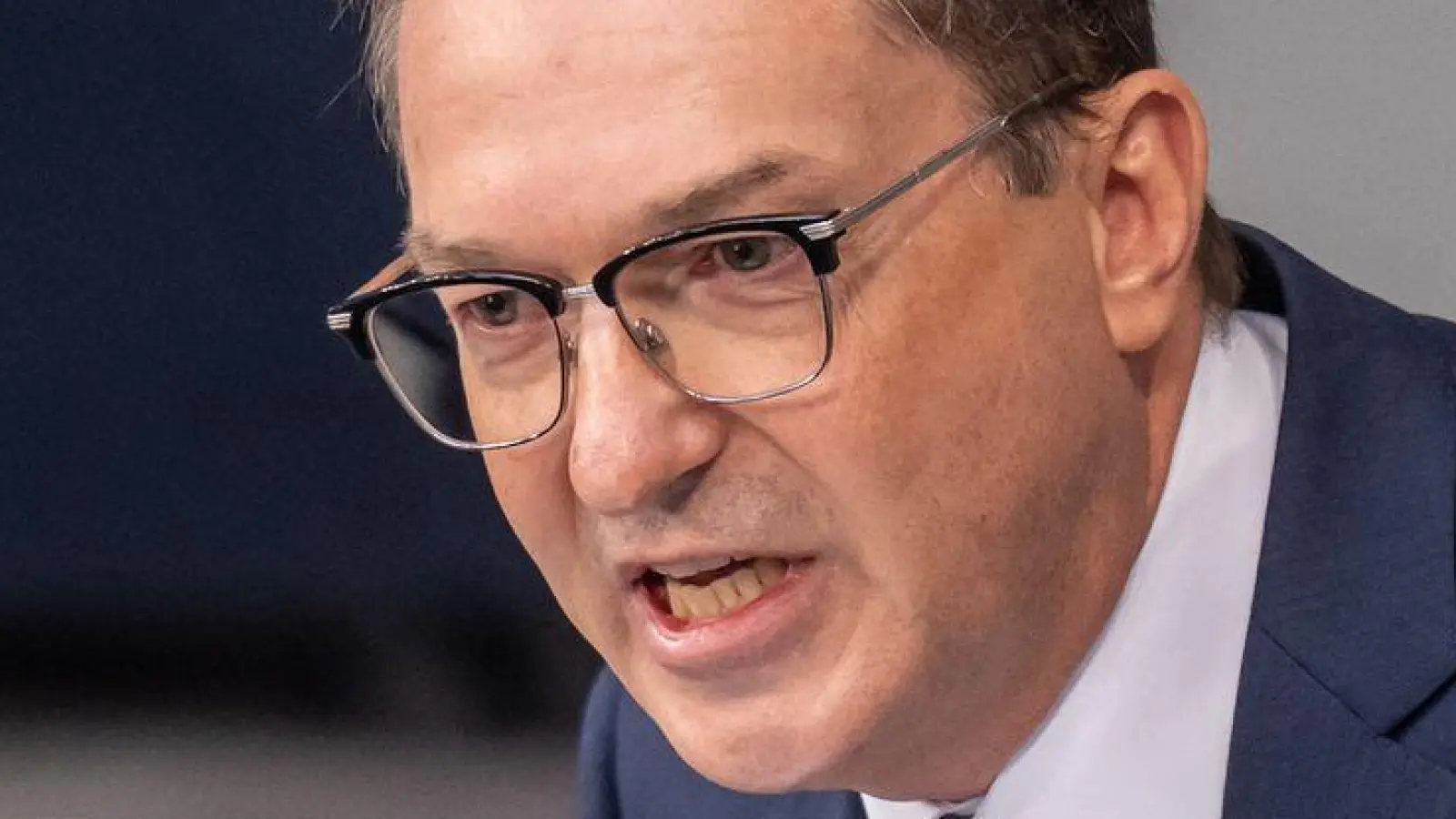 Innenminister Alexander Dobrindt rechnet mit weiteren hybriden Angriffen auf Ziele in Deutschland.  (Foto: Michael Kappeler/dpa)