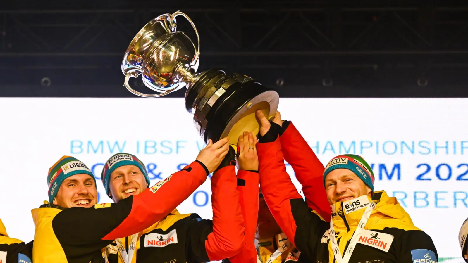 Da ist der Pott: Felix Straub (links) mit WM-Pokal und Medaille, Rechts Pilot Friedrich. (Foto: BSD/Viesturs Lacis)