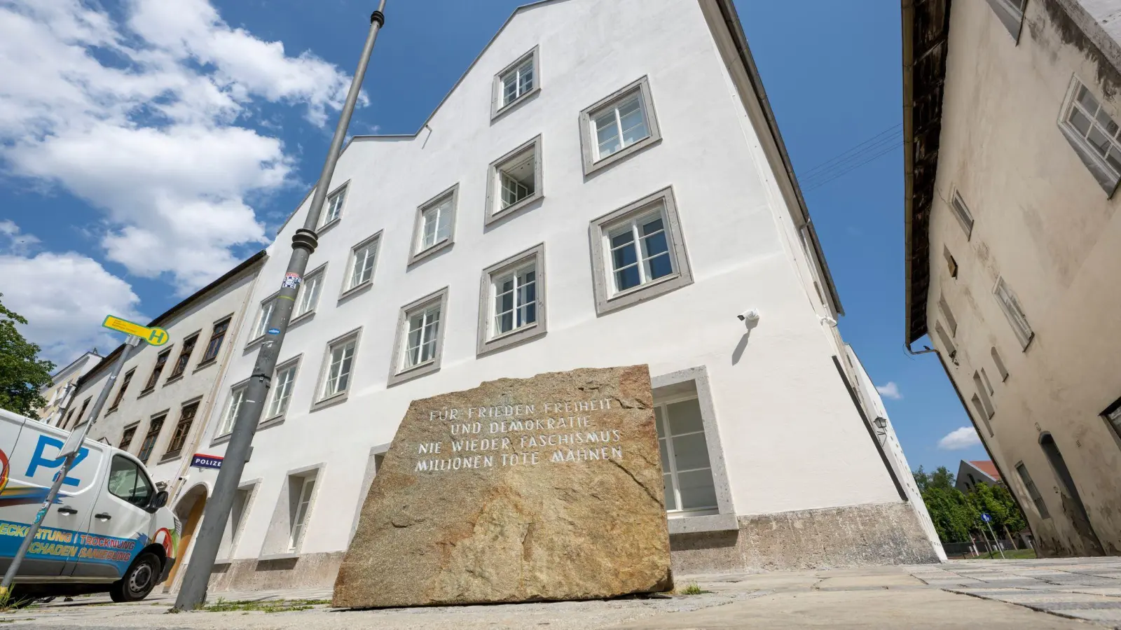 Hitlers Geburtshaus wird nach dem Umbau als Polizeizentrum eröffnet. (Foto: Peter Kneffel/dpa)